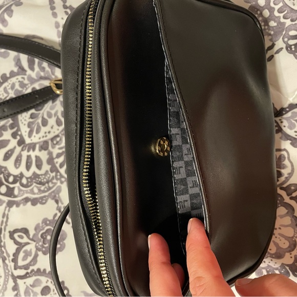 London Fog crossbody purse - Picture 4 of 8